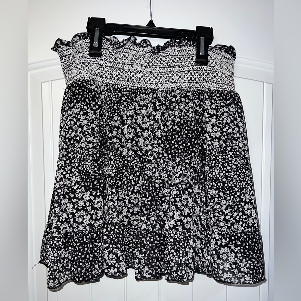 Altar’d State Black and White Floral Mini Skirt 🖤🤍